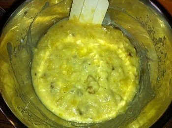 step3: 3)將2加入香蕉蓉及蛋, 再分3次加入已過篩既麵粉,鹽及一半合桃, (不要過份攪拌)只係        攪到無粉就可以