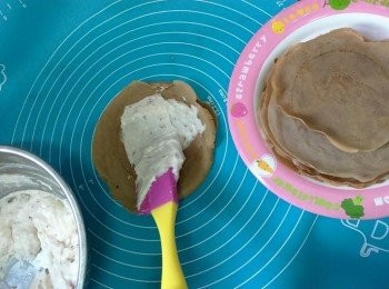 step11: 拿一塊餅皮放底，搽上適量芝士果醬，再將另外一塊餅皮鋪上，重复動作至剩下最後一塊