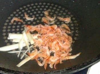 step3: 用一匙油，先將薑絲與櫻花蝦爆香