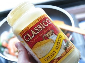 step4: 再加入香濃到味的【Classico義大利麵醬-香濃白醬】加入鍋中與<span class="group_1">食材</span>略滾煮拌炒! 【Classico®香濃白醬口味】源自於羅馬，嚴選濃醇奶油、獨特起司加上黑胡椒調味，今天就讓Classico®帶您體驗香濃羅馬假期！