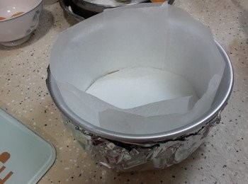 step1: 先將活動模底部及周邊圍舖上牛油紙，另外，用兩層錫紙包好活動模，以防在烤焗時入水。