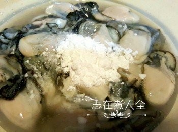 step1: 將生粉，鹽及蠔仔放入筲箕輕力不斷搖轉，洗走潺後重複此動作數次，令每一粒蠔仔變白雪雪