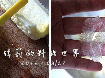 step1: 苦瓜去籽後刮除內壁的薄膜
刮乾淨點會比較不苦
然後用刨刀沿著苦瓜邊緣
刨成薄如蟬翼的薄膜。