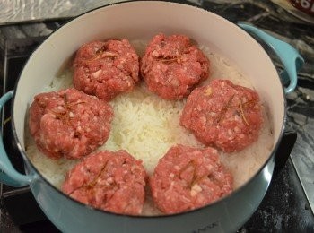 step8: 然後將牛肉餅排放於米上，中間預留點空間，再加蓋用小火煮約10分鐘。