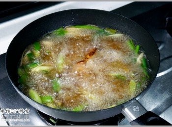 step7: 6.加水淹過<span class="group_1">食材</span>，然後開大火煮沸。