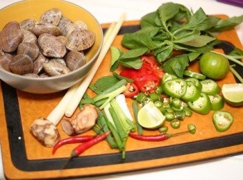 step2: 所有材料洗淨切好備用。 檸檬葉、九層塔或羅勒要切絲令其容易出味。 香茅則要先用刀背拍幾下才切，否則不能帶出其香味。