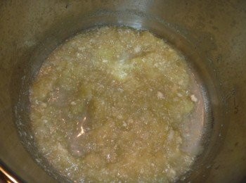 step2: 開鍋蓋,放入寒天粉邊碎平果肉邊加熱,沸騰後續拌著加熱至少1分鐘,直到呈現濃稠狀熄火.