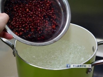 step2: 把2公升水放煲中煮滾，下浸好的黑糯米和紅豆，關蓋，先用大火煮10分鐘，轉小火煮1小時*或至黑糯米和紅豆綿軟。