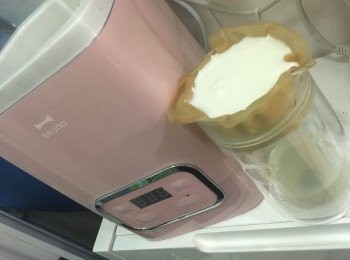 step4: 將完成後的純乳酪，放入過濾紙/布，（今次用了咖啡濾紙）並放進雪櫃 4-6 小時進行過濾，乳清會從過濾紙滴落下來，乳酪會變得濃郁，那就是希臘乳酪，可即時食用，或放進雪櫃1星期內食完