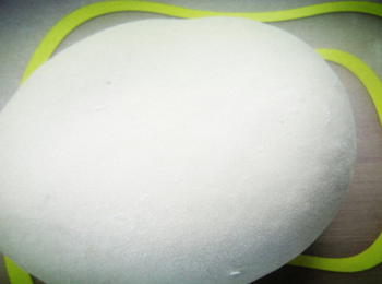 step1: 取麵粉500克，先倒入60克的開水，再用溫水活成軟硬合適的麵團，一旁鬆弛30分鐘