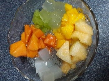 step6: 先將蘭香子鋪底，再放入適量生果粒同椰果和蘆薈粒