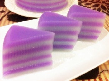 step1: 取出鐵鍋加入食水1400ml煮滾，然後加入燕菜絲，小火煮15分鐘。