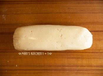 step8: 麵團混合好後用保鮮膜滾成圓柱狀，並放入冰箱定型備用。