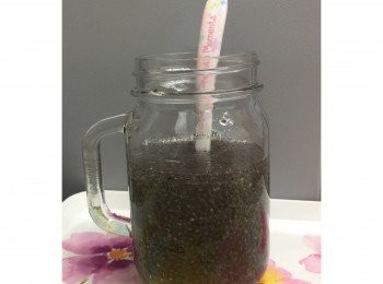 step1: 把15克奇亞籽放進300毫升白開水中，浸泡15分鐘，其間需要攪拌均勻，以便每粒奇亞籽可以吸收水份充分膨脹。