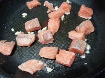 step9: 起油鑊再鑤香另一半蒜蓉,落三文魚略煎至熟(轉色即可)