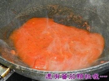 step8: 利用五大匙的Classico®番茄羅勒口味，加上5大匙的水煮開，煮的過程中可以看到新鮮的蕃茄切塊，熱情的拿波里人崇尚簡單純粹的美味，嚴選陽光下自然熟成的番茄佐以清香羅勒，帶點微酸的口味，清新宜人！(醬汁的濃度可以依照個人喜好調製)