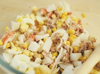step2: 將粟米，吞拿魚瀝乾水份，將蟹棒切丁或條狀