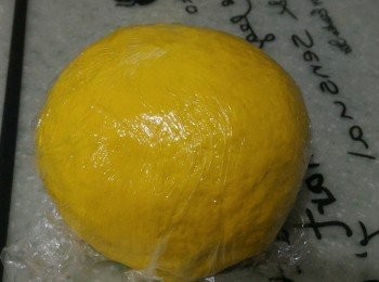 step5: 在工作枱上灑少量麵粉把麵團搓揉至表面光滑（約6分鐘）然後蓋上保鮮膜讓麵團鬆弛5分鐘。