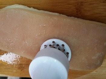 step3: 豬肉洗淨用針在豬皮上刺數下，用廚房紙抹干水分