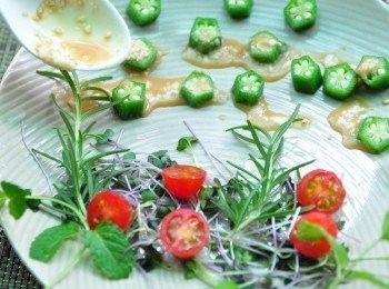 step7: 將特製的味噌沙拉醬淋上秋葵