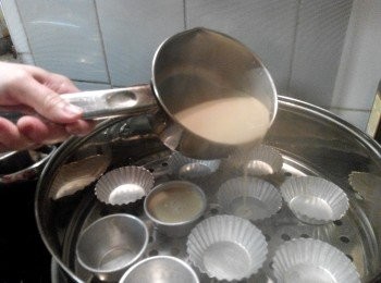 step3: 5. 水滾後，把粉漿倒進小碗