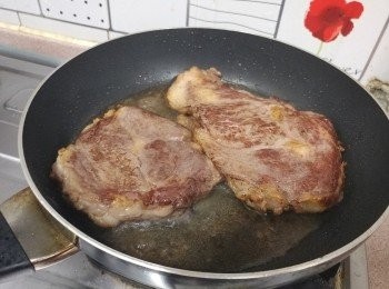 step3: 便有6，7成熟效果, 中途可灑些黑椒粒 （但不要大早下， 否則易焦） ＊＊全程用大火， 但牛扒厚度及個別爐具火力有異， 請自行調節