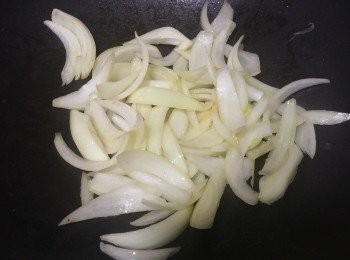 step3: 原鑊燒熱一匙油，先爆香洋蔥，加1-2匙水炒至軟身
