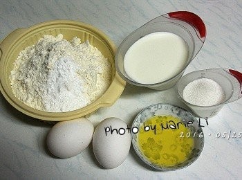 step1: 先將中筋麵粉和泡打粉一起混合並過篩備用。

※蛋是三顆喔！照片中少放了一顆蛋，因為是後來才決定多加的~ ^皿^