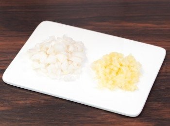 step1: 蒜頭去皮壓成蓉，紅蔥頭去皮切碎。