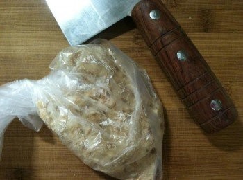 step2: 拿出透明塑膠袋，將堅果放入，用刀柄將堅果壓碎。