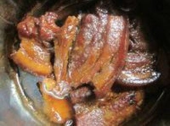 step4: 將作法3.醬汁倒入作法1焢肉,再加水至剛好淹過肉的一點點高度(中途再視情況添加水量,但不宜一次加太多)以中小火滷1小時以上,喜歡吃軟嫩口感可視情況滷久一點