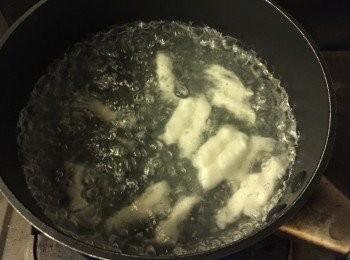 step3: 年榚滾水煮5分鐘, 盛起備用