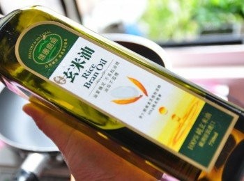 step2: 過新年不免大魚大肉，一定要選擇健康的油品【黃金玄米油】，讓全家人吃的安心又健康~