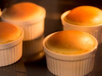 step6: 平均咁倒入杯中，放入已預熱之焗爐用180度焗大約6分半至7分鐘左右取出，放涼後可食用