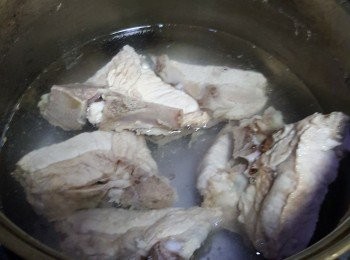 step2: 煲熱一鍋水放入豬脊骨煮3分鐘，取出清洗乾淨備用