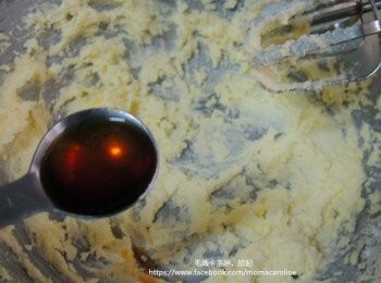 step3: 奶油分小塊與細砂糖攪拌至乳霜狀後加入萊姆酒