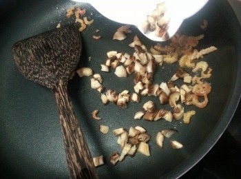 step5: 再加入冬菇爆香