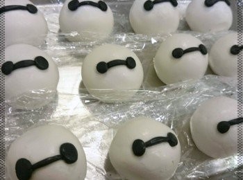 step6: 由黑色粉團搓出兩個小圓點, 一個黑色線, 在包好的湯丸表面噴少許水, 按照baymax的樣子黏上。輕輕按實。