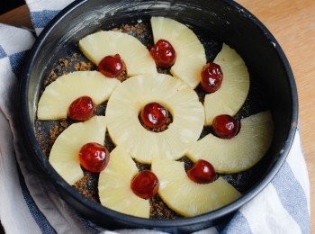 step3: 然後鋪上菠蘿圈及紅櫻桃，備用