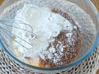 step2: 然後篩入麵粉、泡打粉、可可粉和鹽拌勻