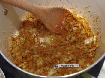 step3: 鍋內燒熱2湯匙油，下洋蔥炒至軟身，下蒜茸薑米繼續炒，再下<span class="group_2">香料</span>炒出香味。