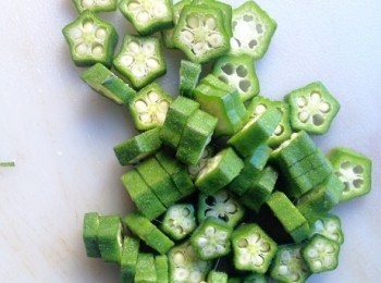 step1: 秋葵洗淨切成小段。