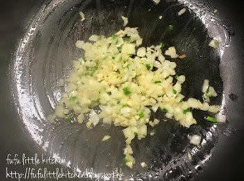 step3: 熱鑊後倒入橄欖油，放入蒜蓉、洋蔥碎及蔥花炒香。