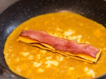 step7: 依次序鋪上煙肉＞芝士＞煙肉＞芝士＞煙肉