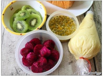 step1: 各式各樣的水果或是跳跳糖，冰淇淋，脆笛酥..........等，只要是喜歡吃的就行了！