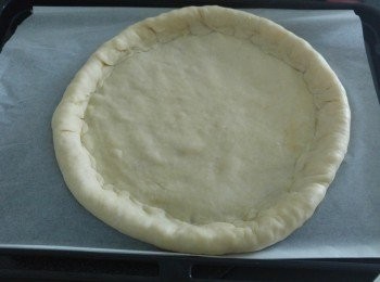 step4: 將邊緣卷一個圈,然後輕壓邊緣,將Pizza餅底移到焗盆