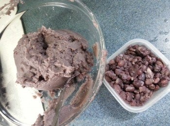 step1: 如果是自己做豆蓉時,將己煮淋的紅豆取出一部份不要攪溶及過篩,留待將要加糖及加油炒至將要乾身時才加入紅豆拌勻(作用是令到餡料淋滑之餘亦有豆的咬口)
(做紅豆蓉方法可以參考TIPS內我的紅豆蓉食譜)