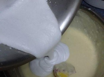 step9: 將打發的忌廉加入芝士糊中，充分攪拌均匀。