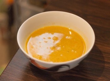 step4: 雞蛋加咖喱粉，鹽及牛奶打勻