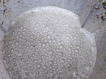 step3: － 黑白芝麻、冰糖水、所有粉類、橄欖油倒入攪拌機攪至全部融合，芝麻碎成粉狀